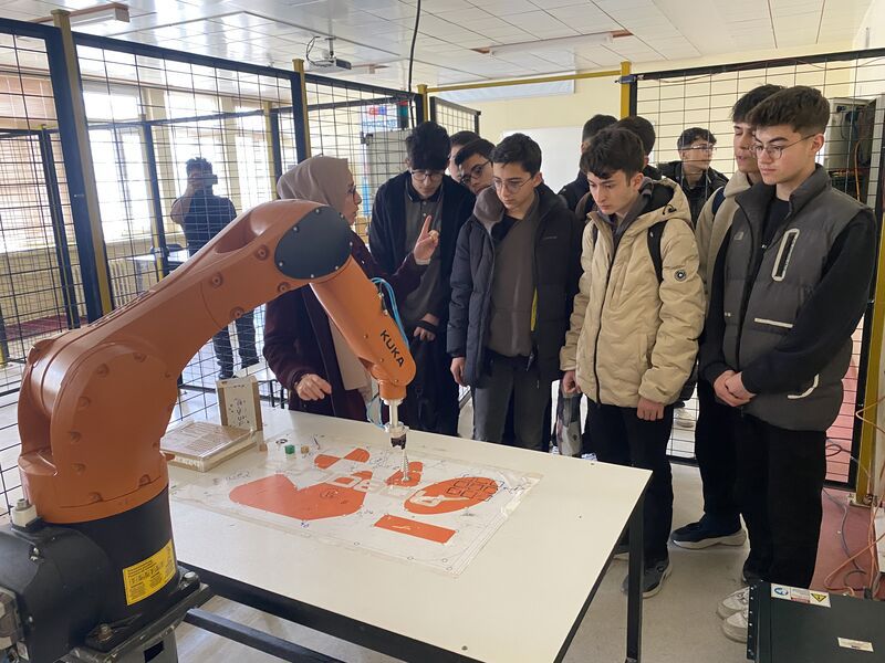 Liseli gençlerden Mühendislik Fakültesine teknik çıkarma