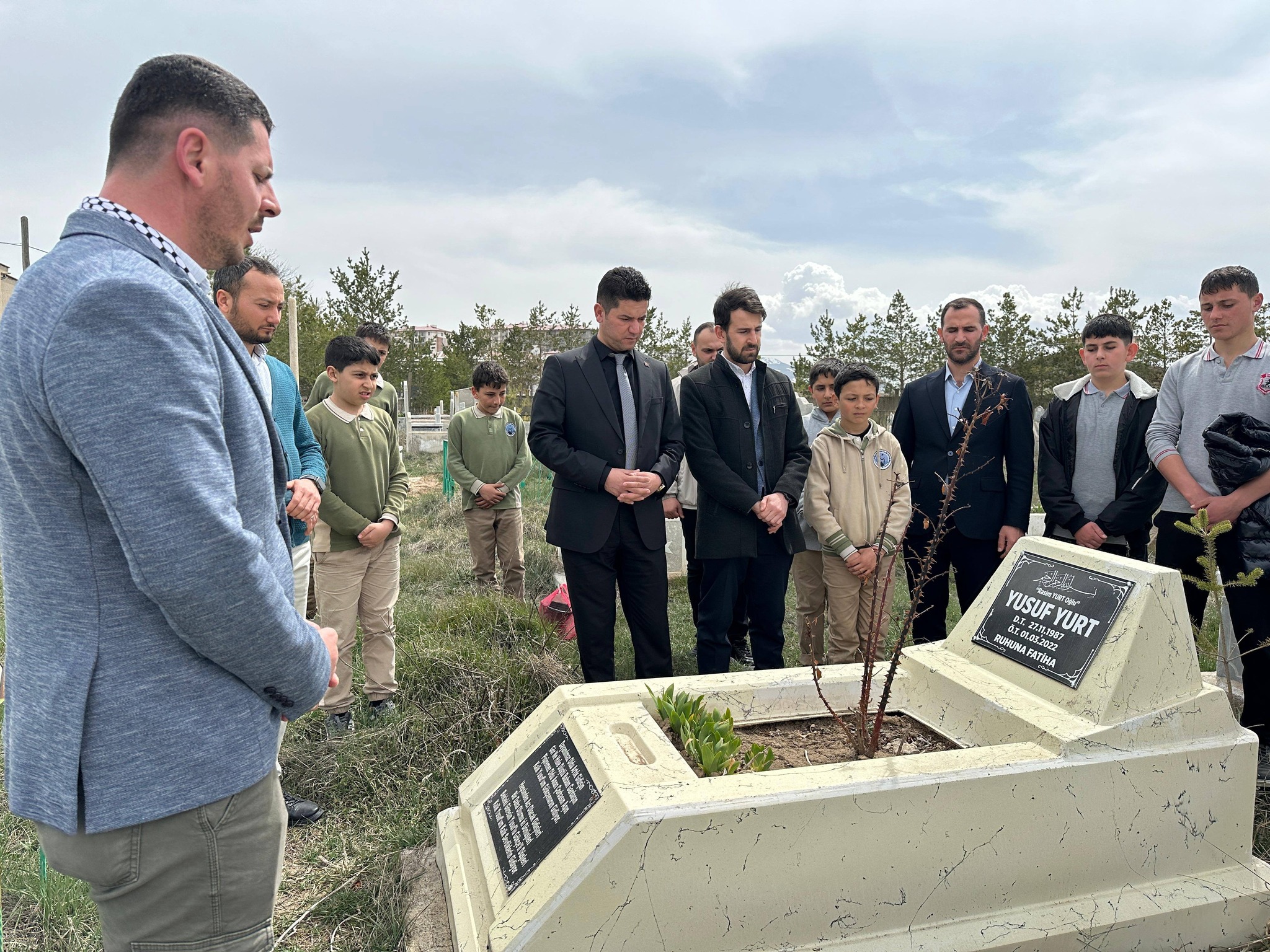 Sivas'ta Şehit kabrine genç ellerle güller dikildi