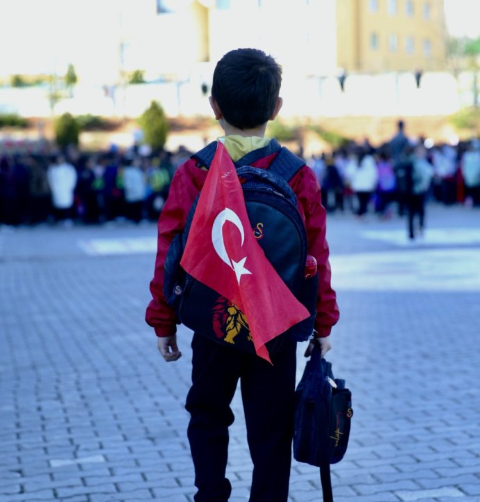 Okula bayraklarla gittiler