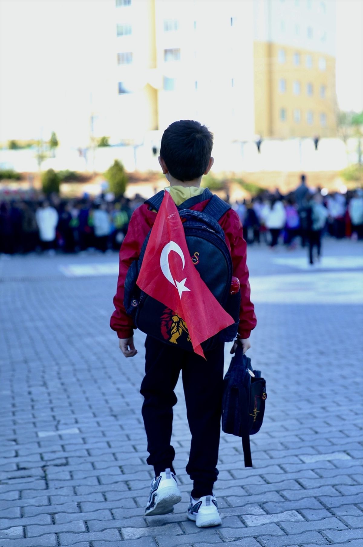 Okula bayraklarla gittiler