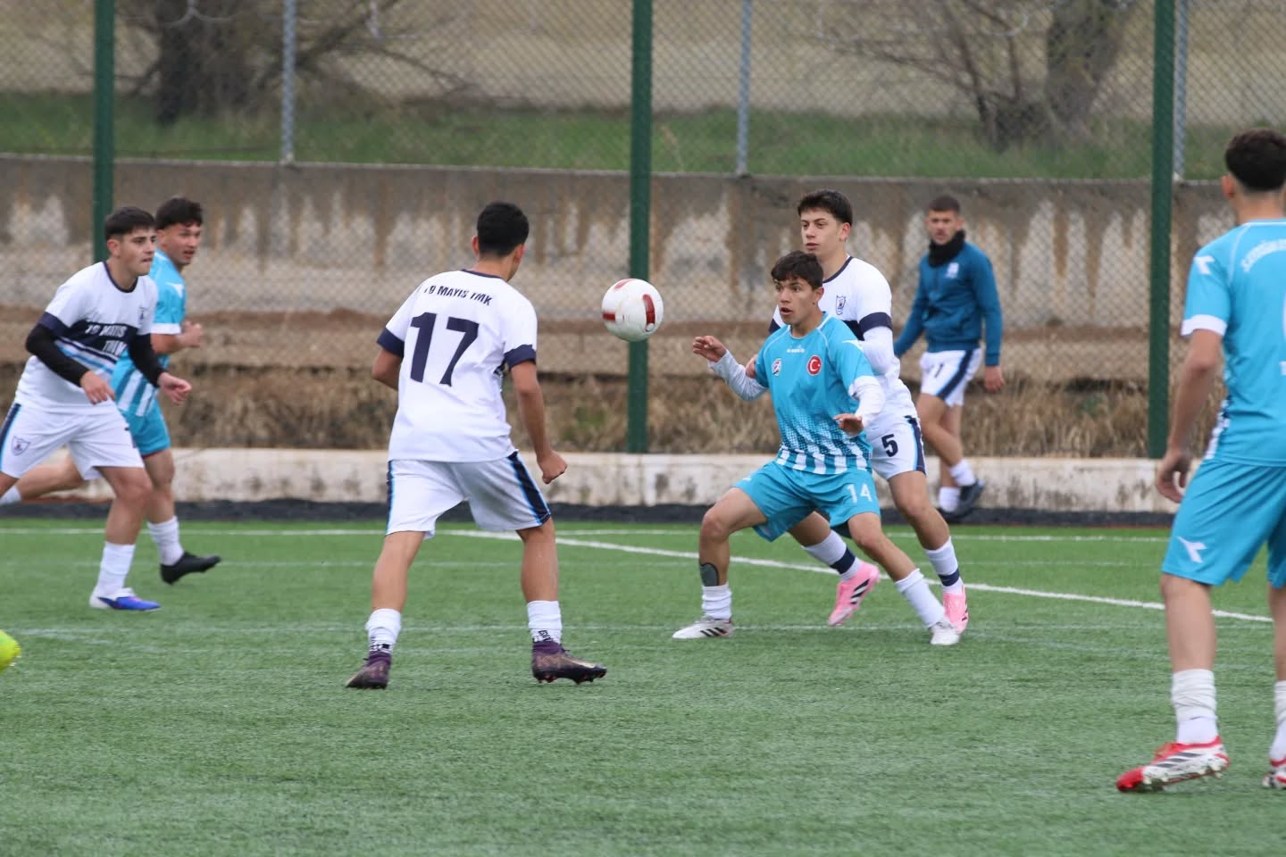 Futbol gençler yarı finali başladı