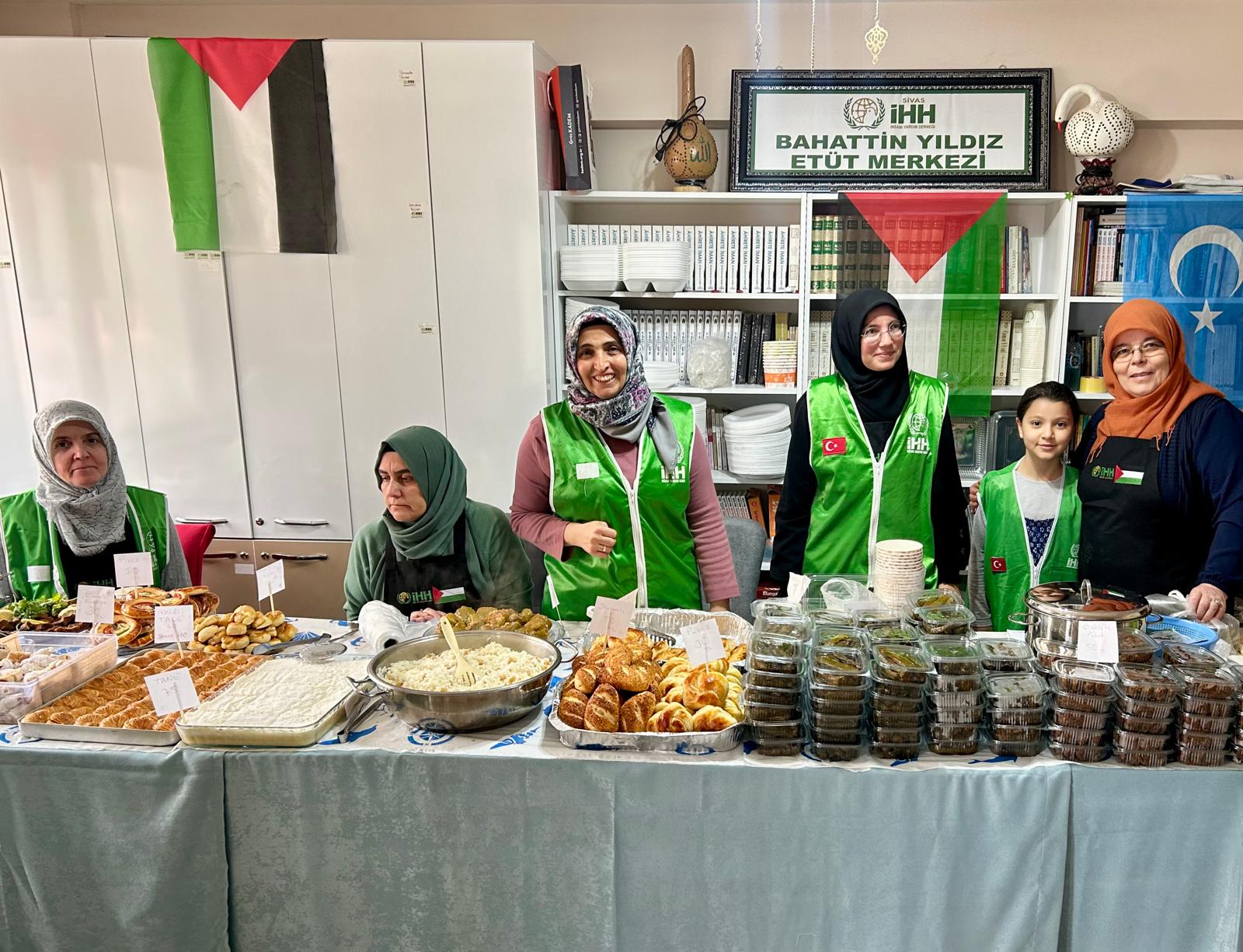 Sivas İHH Kadın Kolları kermes düzenledi