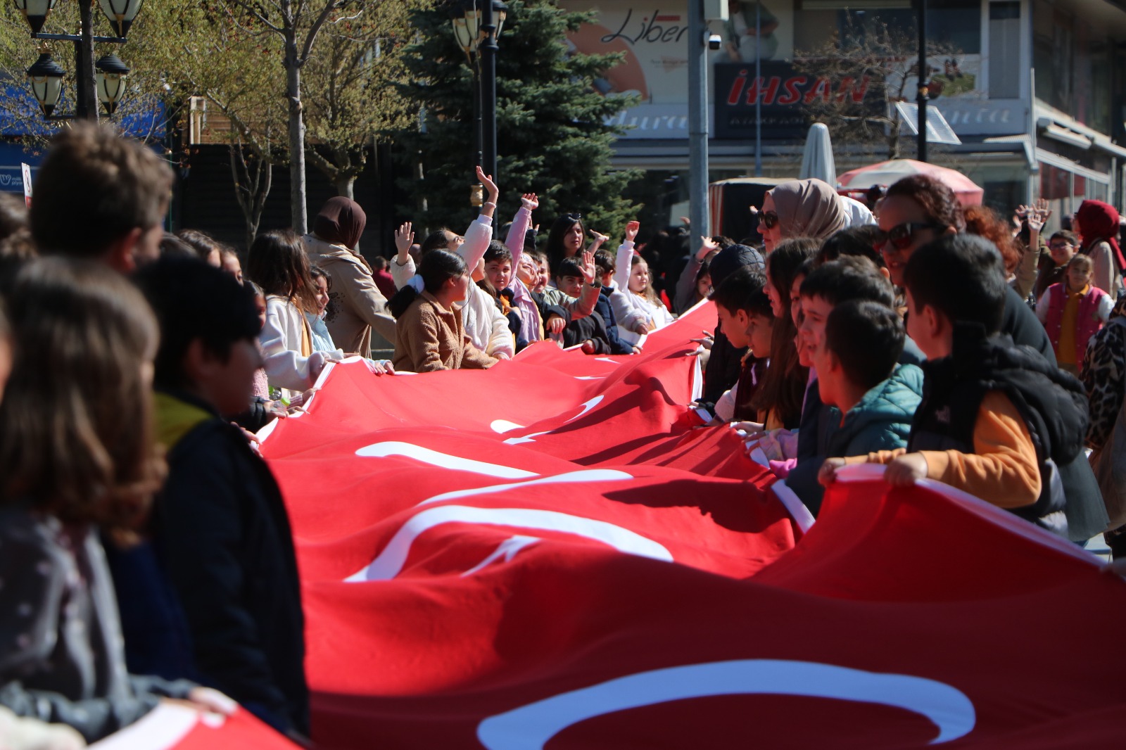 Öğrenciler 200 metrelik Türk bayrağıyla kent merkezinde yürüdü