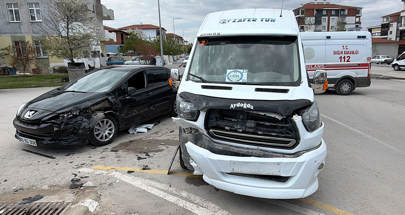 Öğrenci servisi ile otomobil çarpıştı: 10 öğrenci yaralı