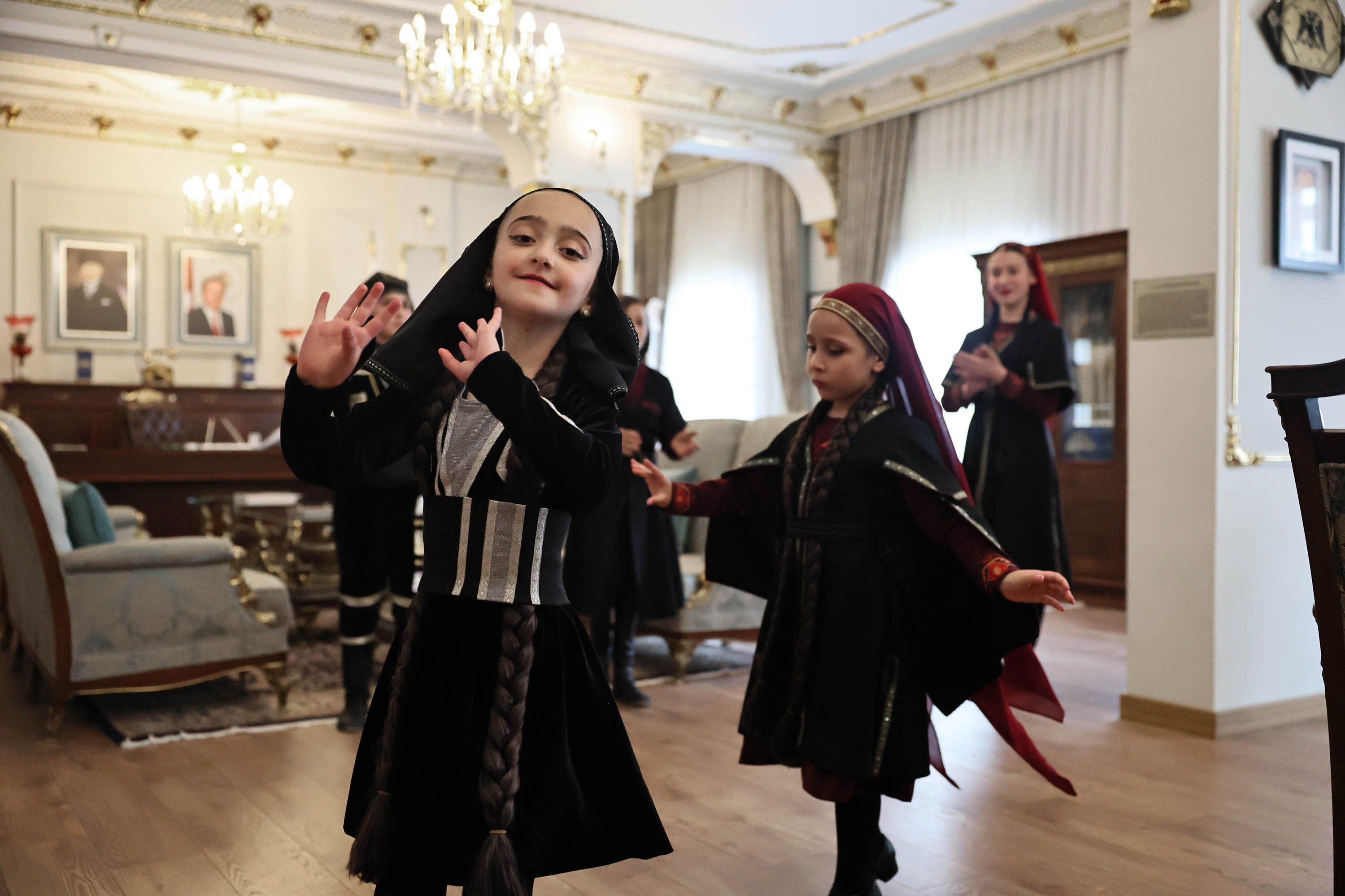 Gürcistanlı öğrencilerden Şimşek'e yöresel gösteri