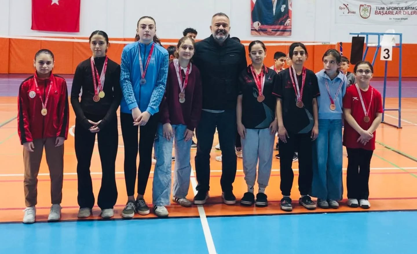 Genç sporcular kortlarda ter döktü