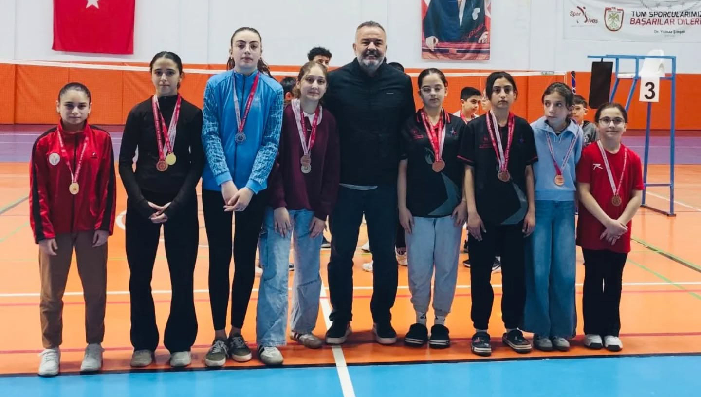 Genç sporcular kortlarda ter döktü