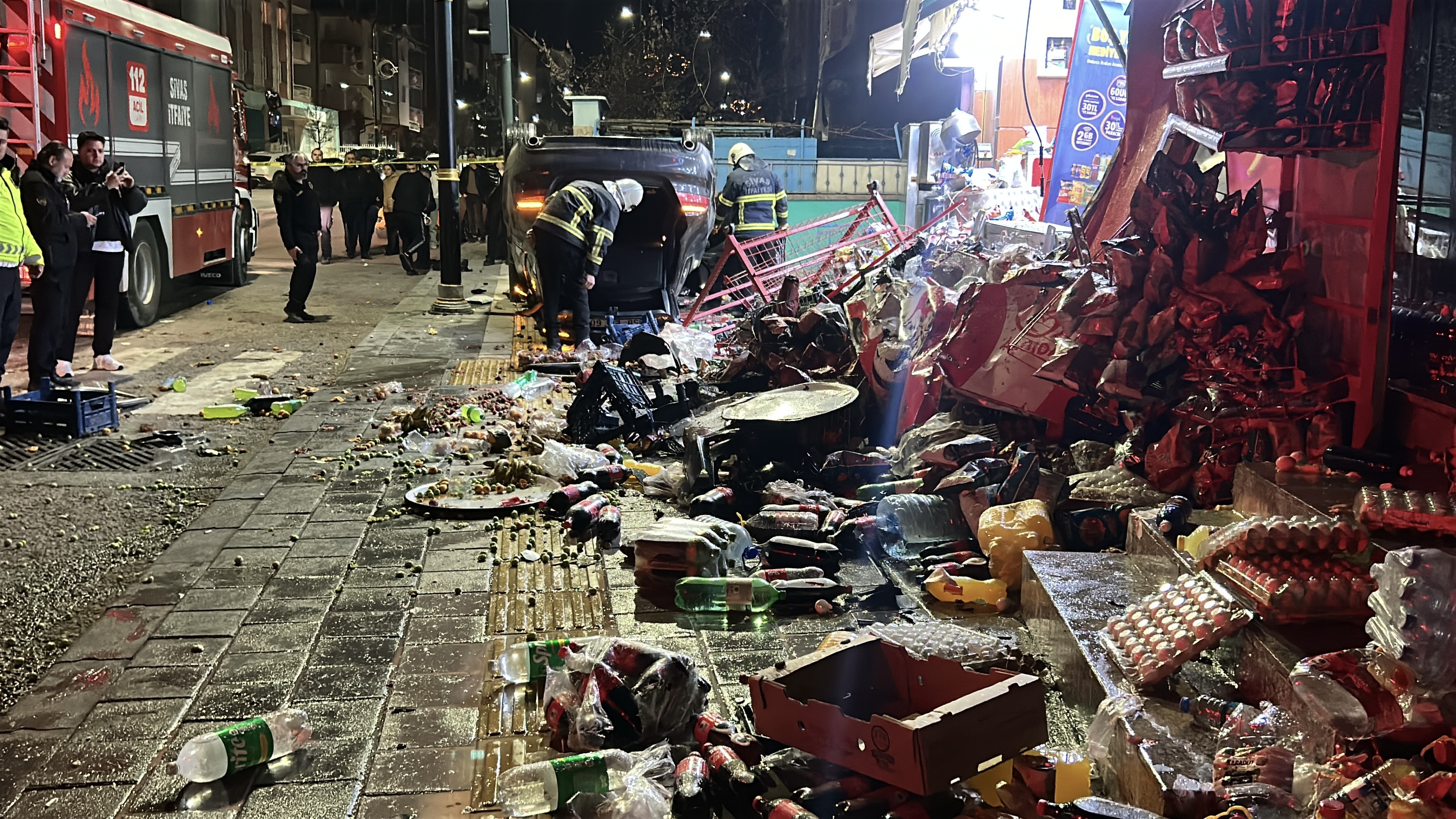 Sivas'ta otomobil iş yerine çarpıp devrildi