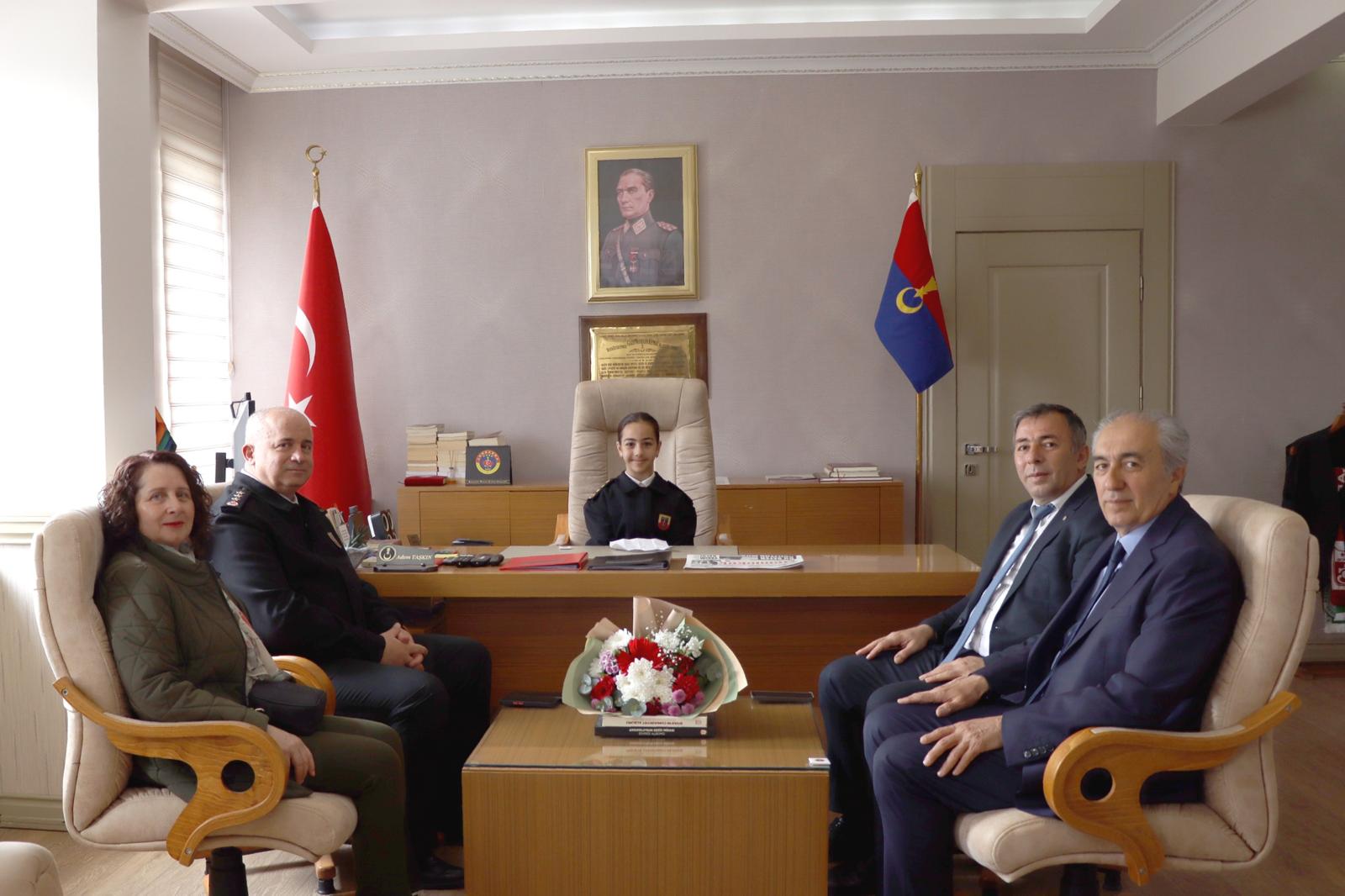 Sivas İl Jandarma Komutanı Adem Taşkın makamını minik öğrenciye devretti