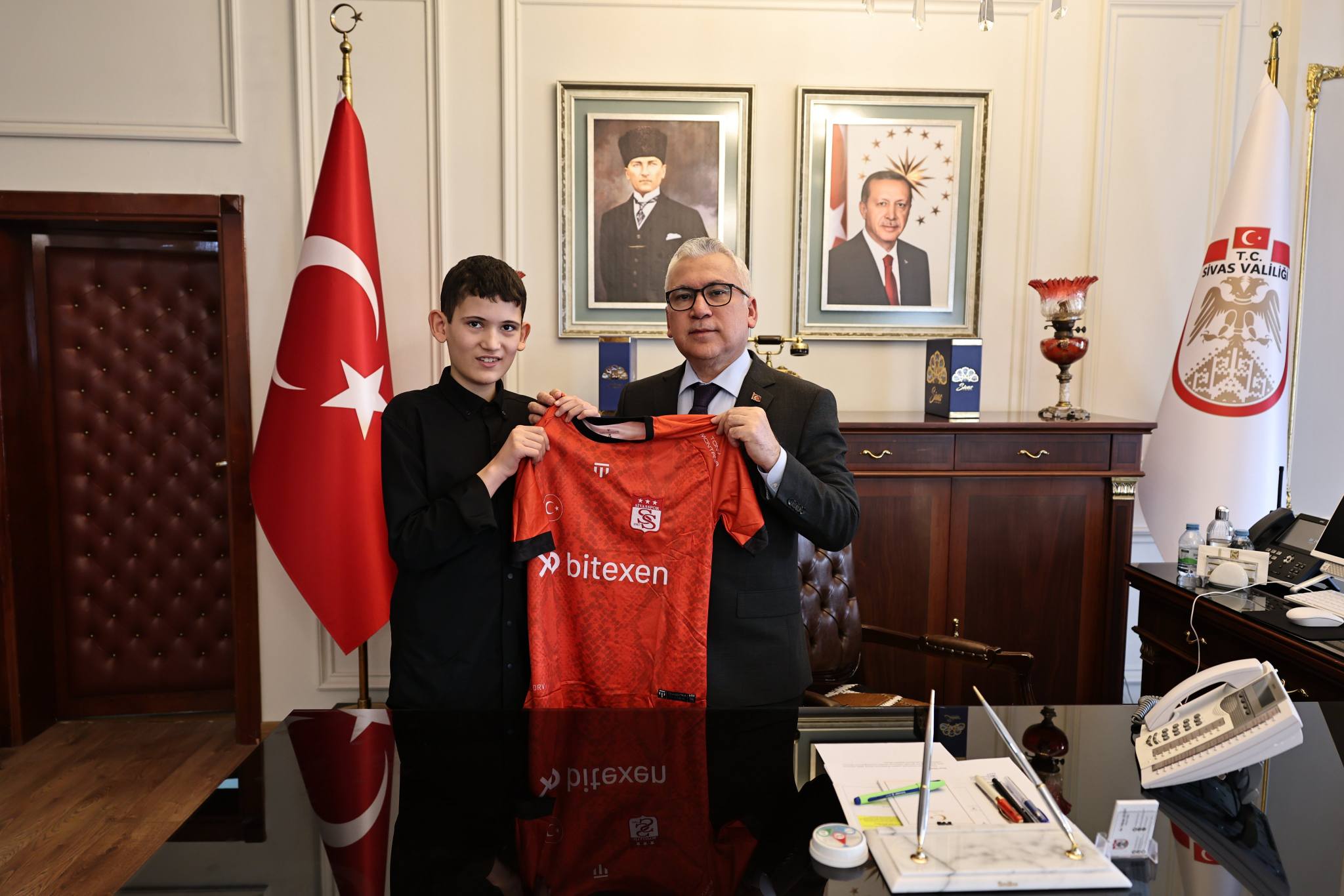 Vali Şimşek, koltuğunu devretti