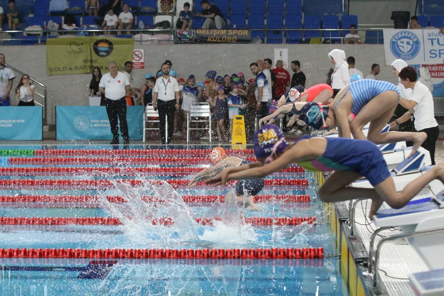 Sivas’ta 23 Nisan’a yüzme damgası