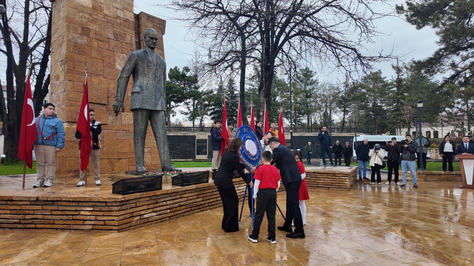 Anıta "23 Nisan" çelengi