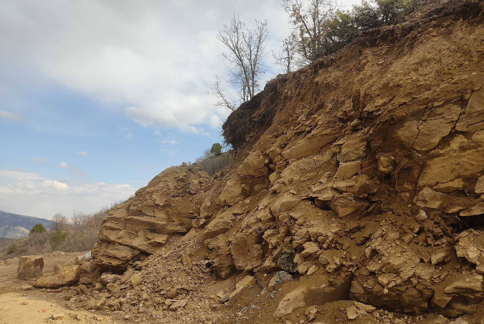Sivas'ta  heyelan yolu kapattı: Köylüler 1 aydır çözüm bekliyor
