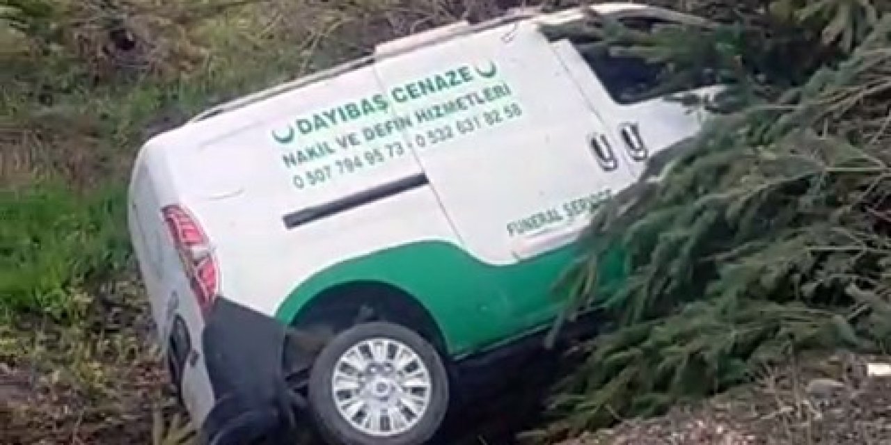 Sivas'ta cenaze nakil aracı kaza yaptı