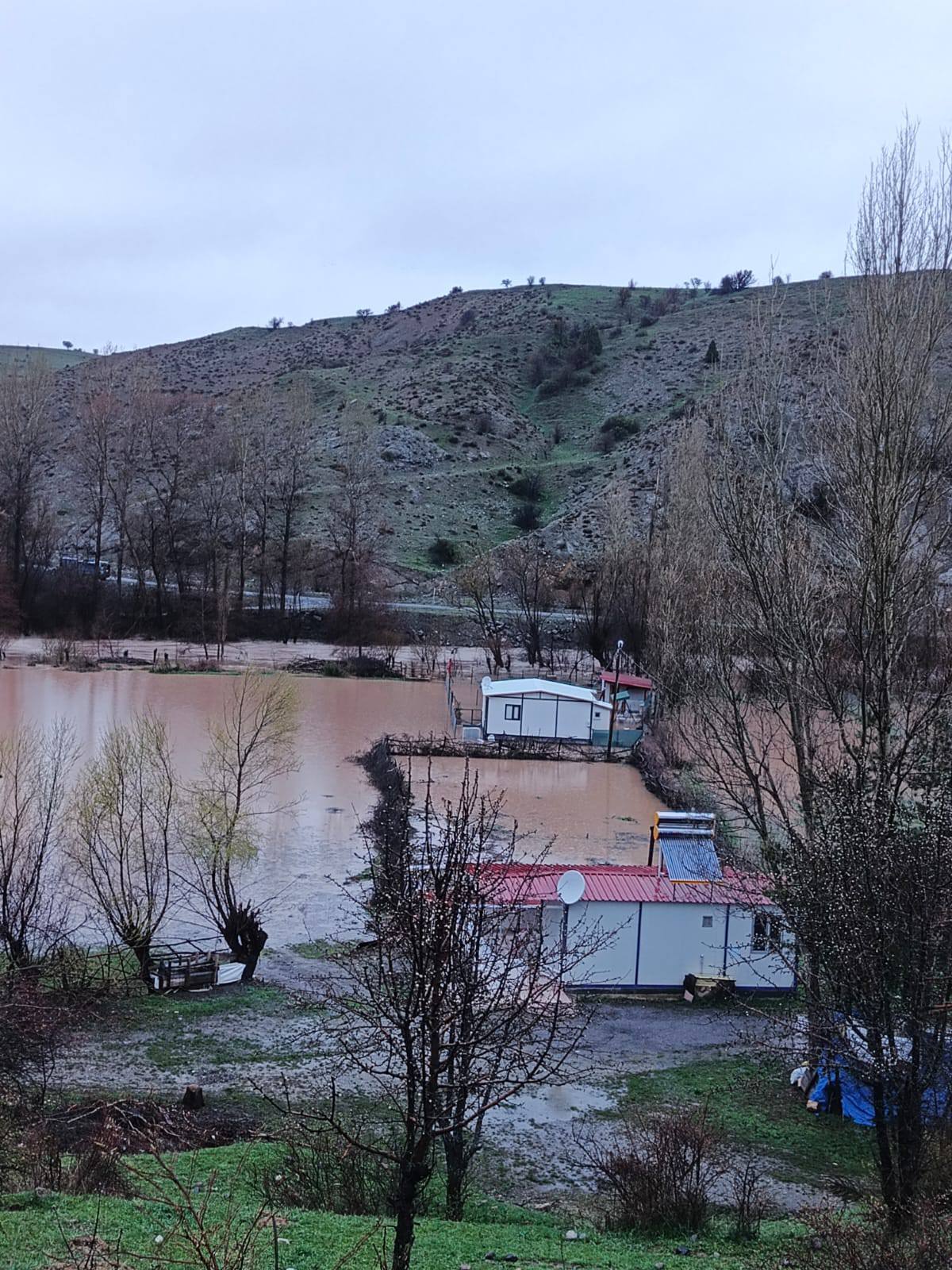 Sivas'ta Kızılırmak taştı, köyde ev ve ahırları su bastı