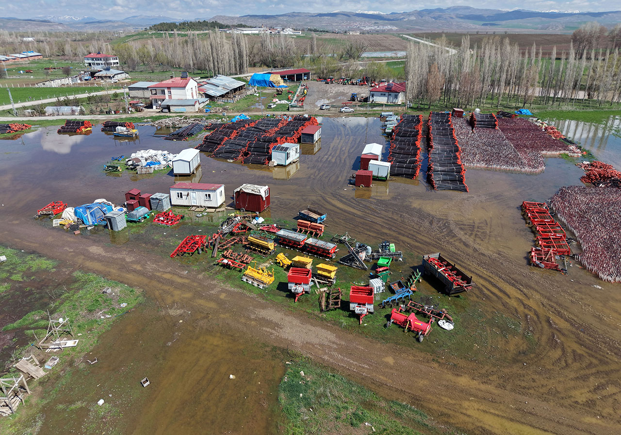 Sivas'ta yağışların ardından biriken sular Kızılırmak'a tahliye ediliyor