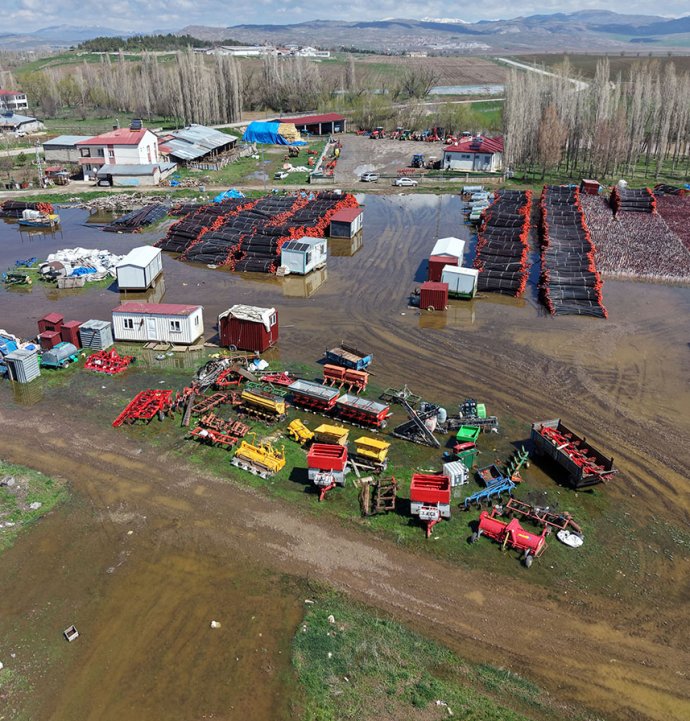 Sivas'ta yağışların ardından biriken sular Kızılırmak'a tahliye ediliyor