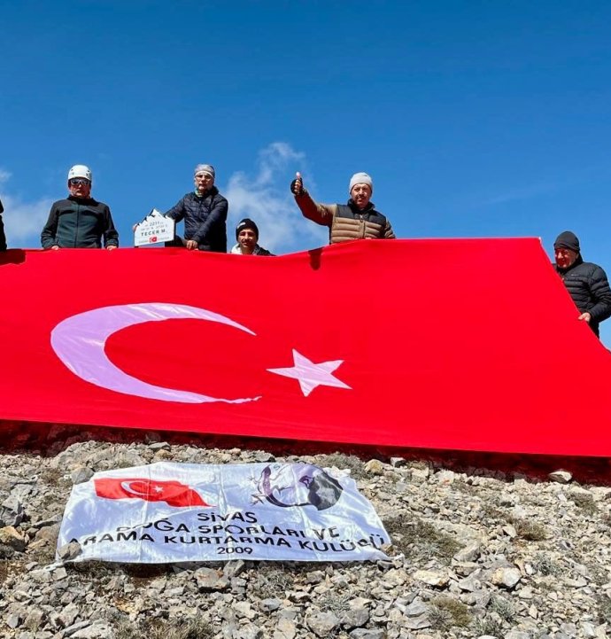Sivaslı dağcılar 2 bin 211 metrede Türk bayrağı açtı