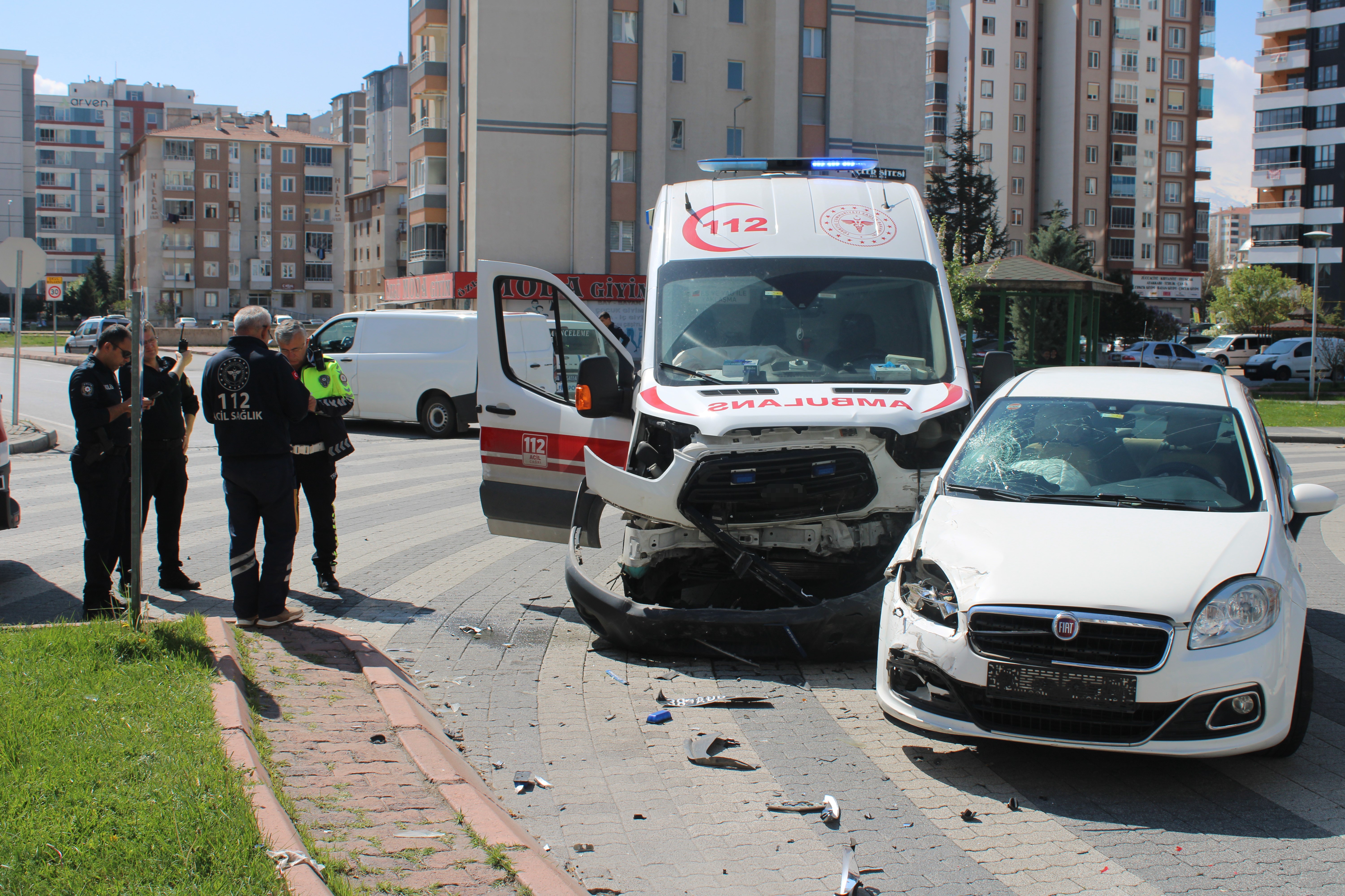 Hasta taşıyan ambulansla otomobil çarpıştı: 2 yaralı