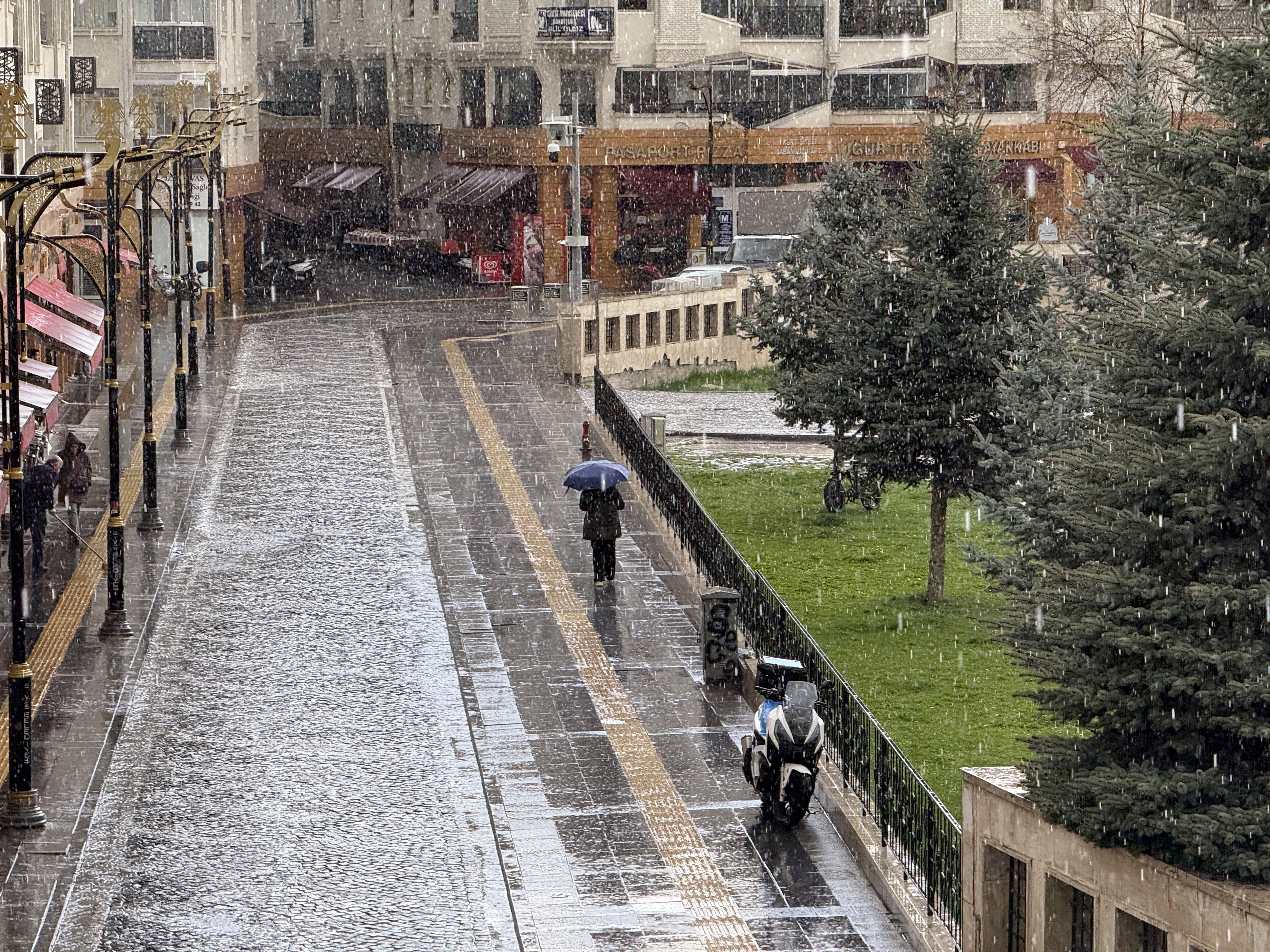 Sivas'ta kuvvetli yağmur etkili oldu, hazırlıksız yakalananlar sığınacak yer aradı