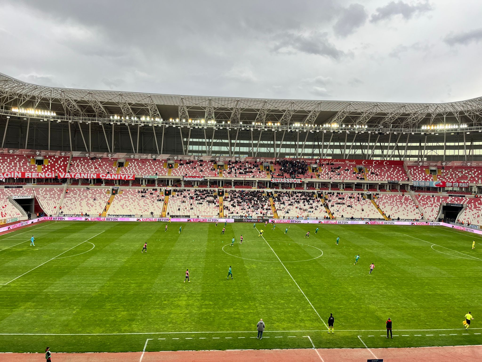 Sivasspor evinde ilk yarıyı geride kapattı