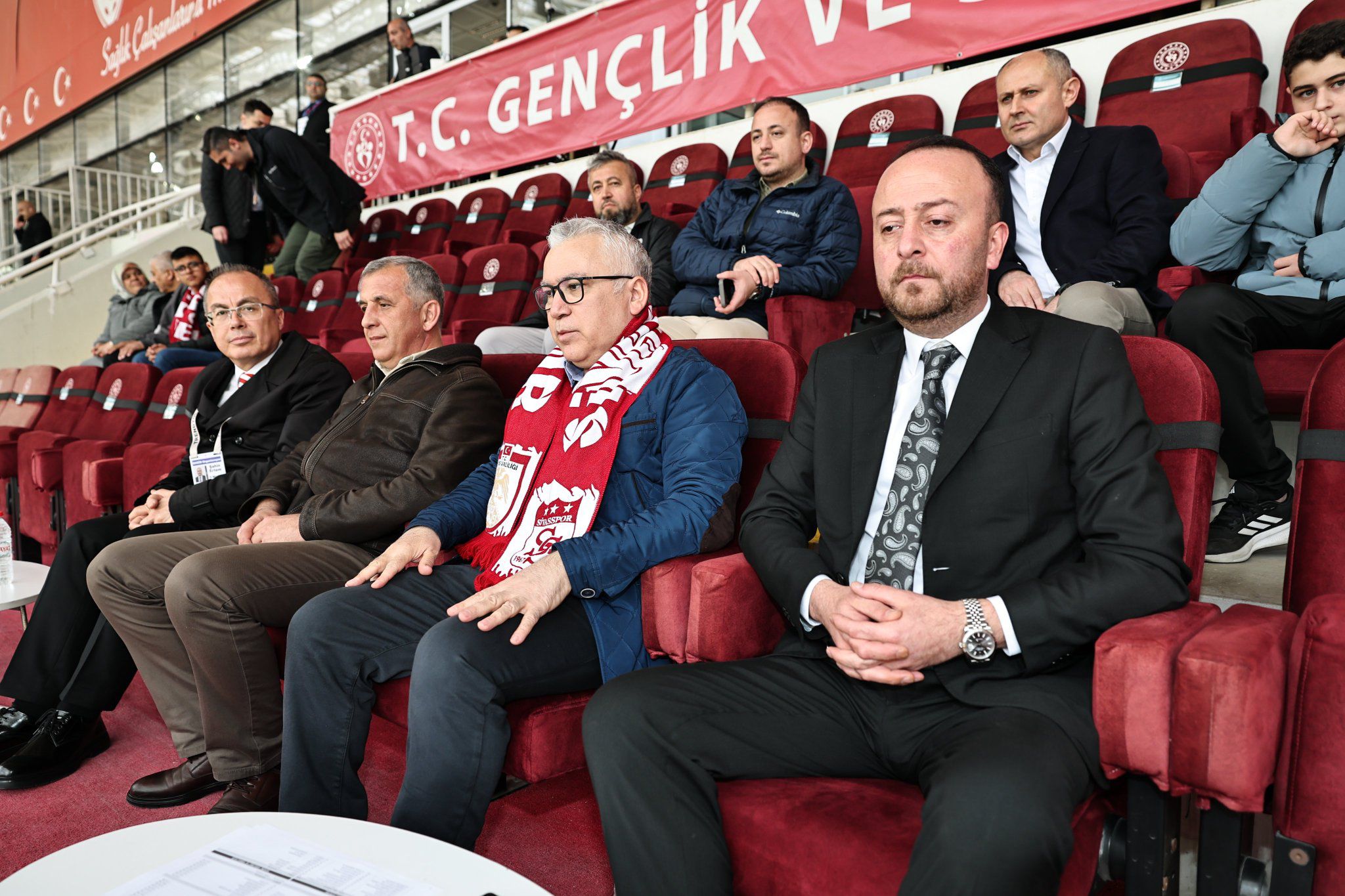 Sivas Valisi Şimşek, stadyumda yerini aldı