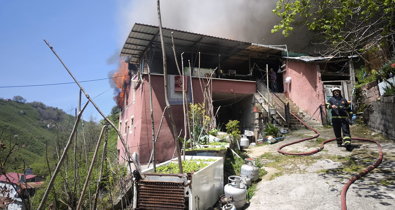Yangında eşyalar küle döndü, Kur’an-ı Kerim zarar görmedi