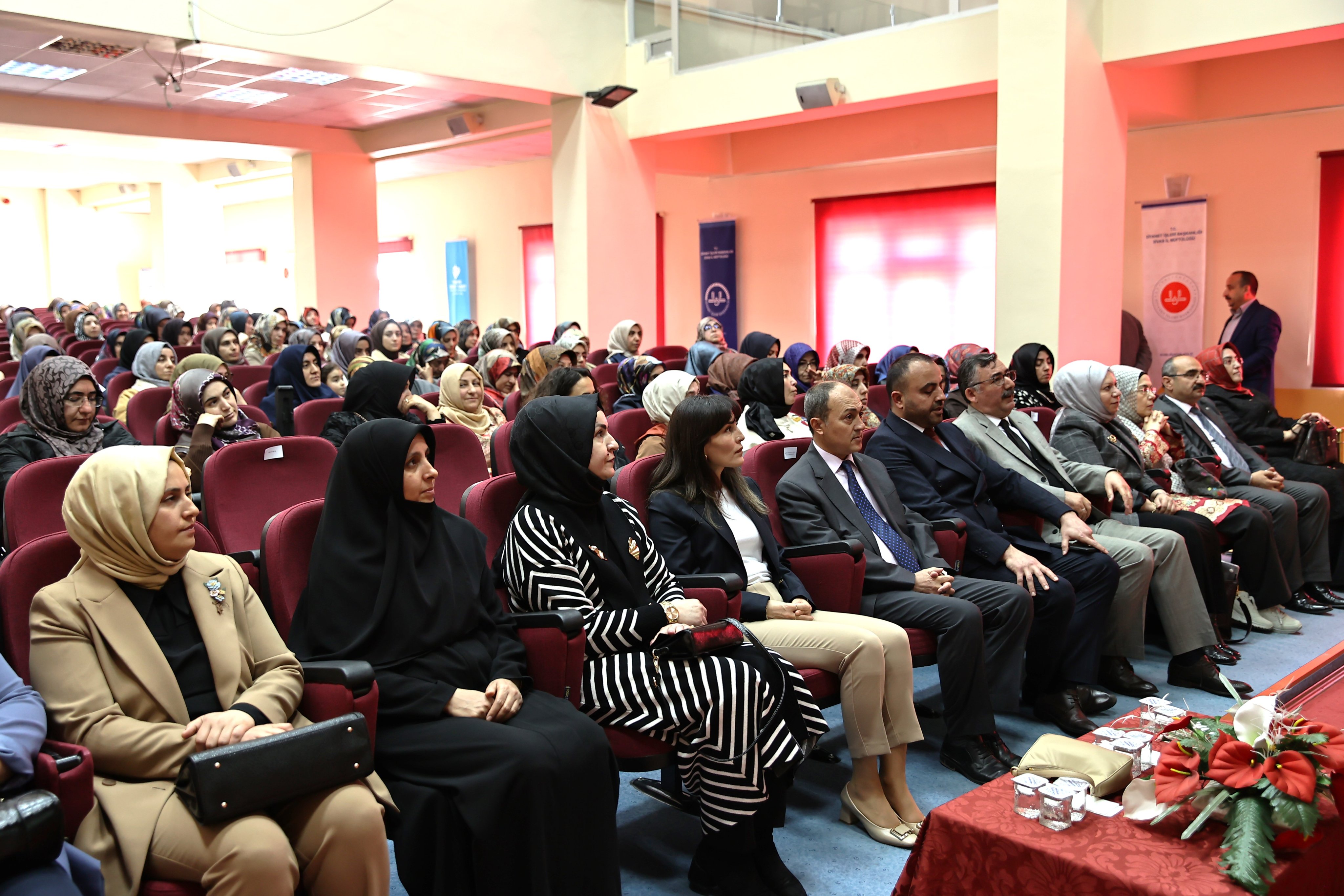 Sivas’ta "Kadın Olmanın Anlamı ve Değeri" masaya yatırıldı