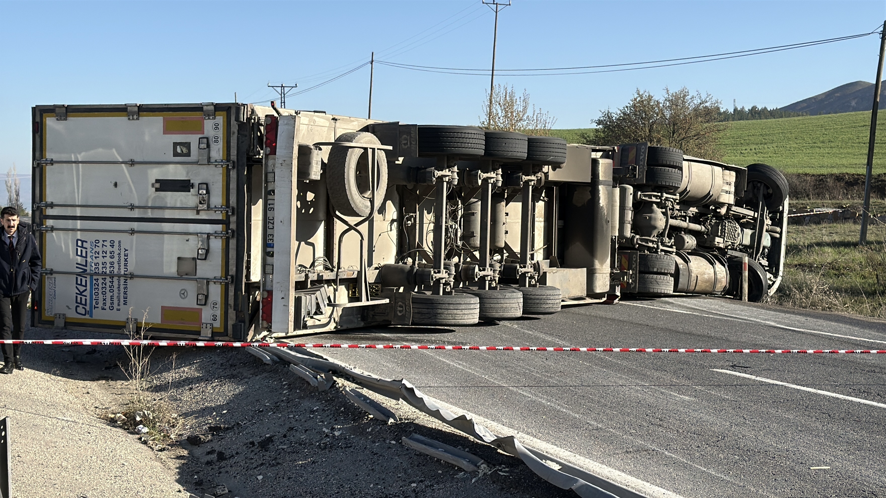 Sivas'ta tır devrildi, sürücü yaralandı