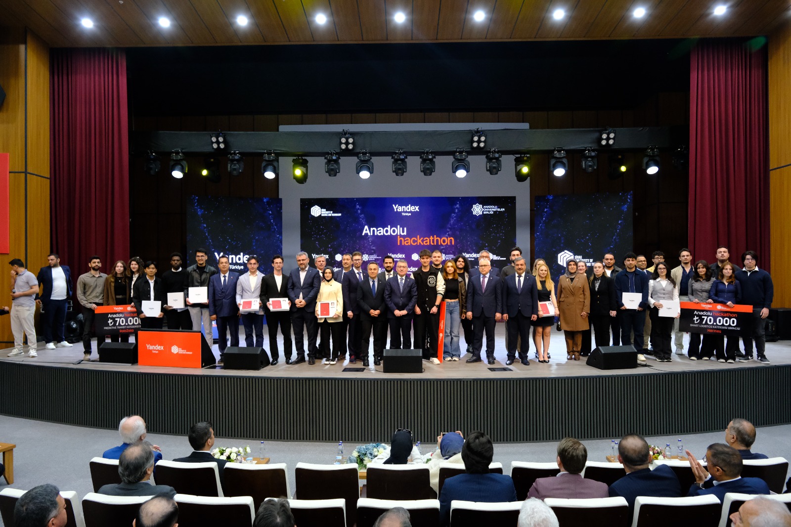 Gençler Hackathon’da geleceği kodladı