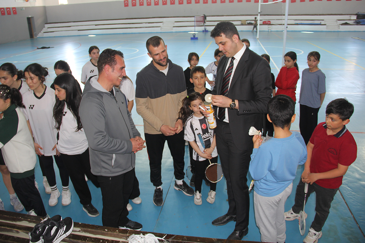 Zara Kaymakamlığından sporculara malzeme desteği