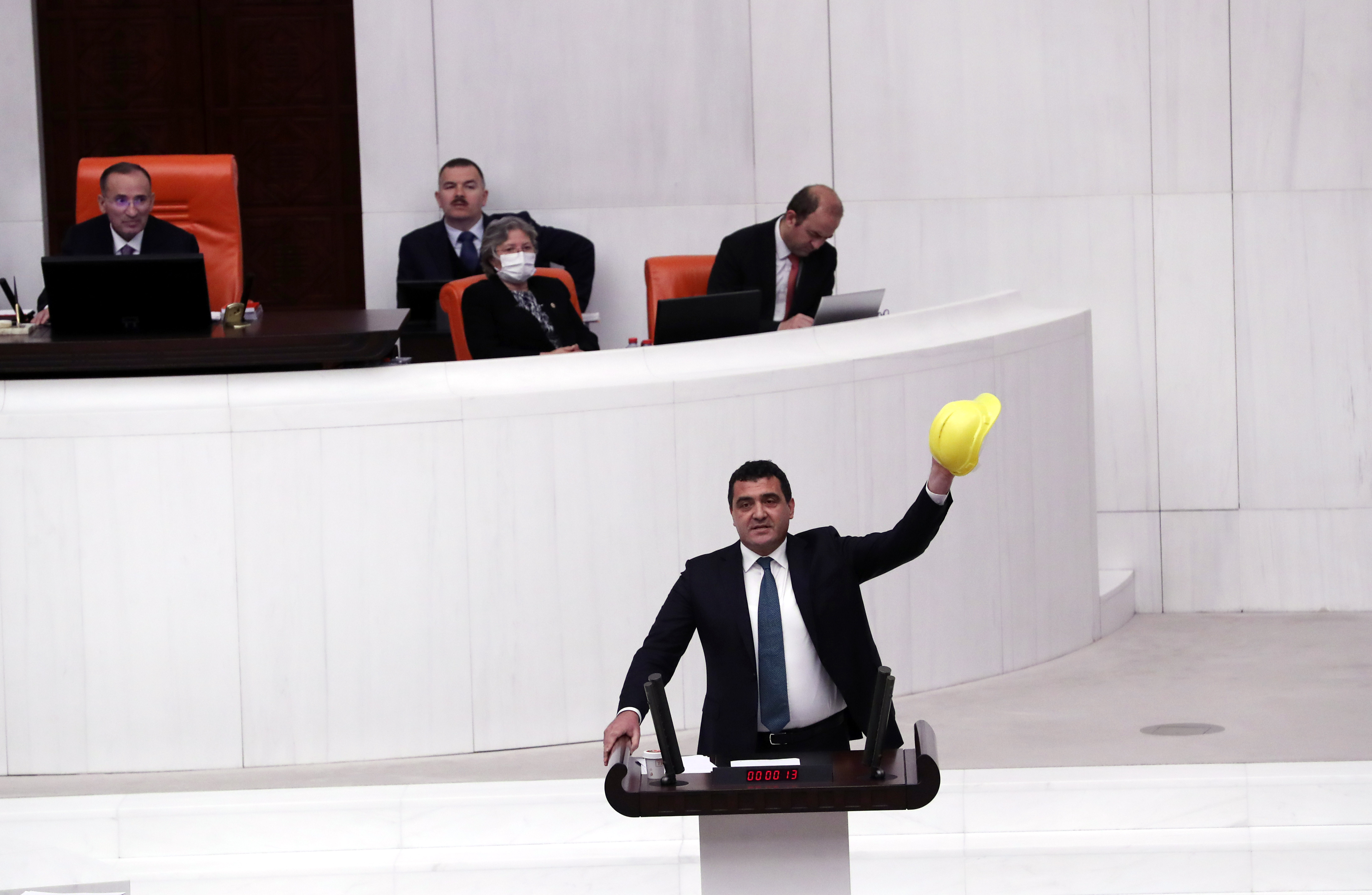 CHP’li Karasu Meclis kürsüsünde baret vurdu: "Bu ses emekçinin isyanıdır"