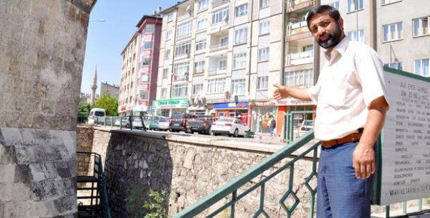 Demir Korkulukların Onarılması Bekleniyor