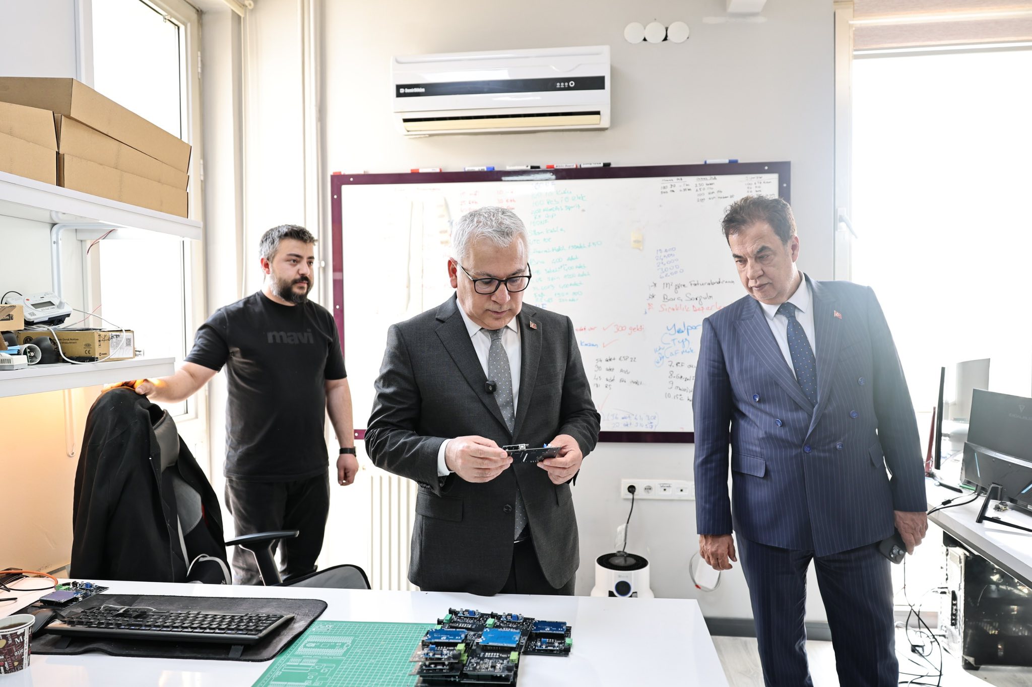 Vali Şimşek, Teknokent’te incelemelerde bulundu