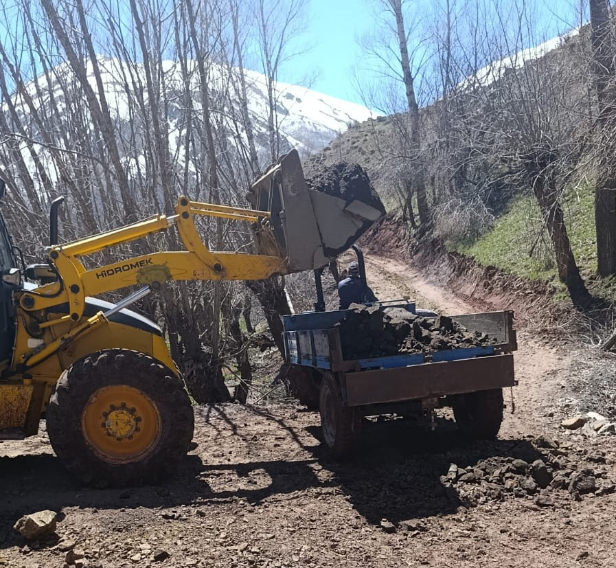 Aksu Köyü’nde mezarlık yolu yenilendi