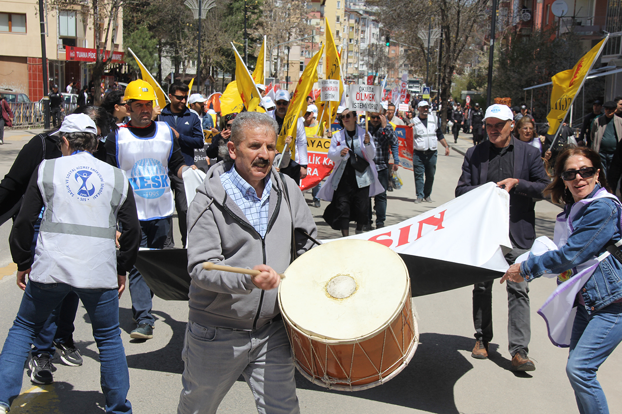 Sivas'ta davullu zurnalı 1 Mayıs kutlaması