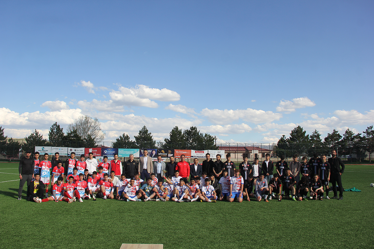 Zara'da liselerarası futbol turnuvası düzenlendi