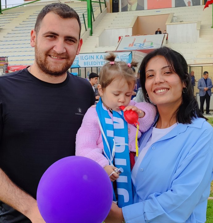 2 yaşındaki Umay kanseri yendi, ilçe halkı stadyumda kutladı