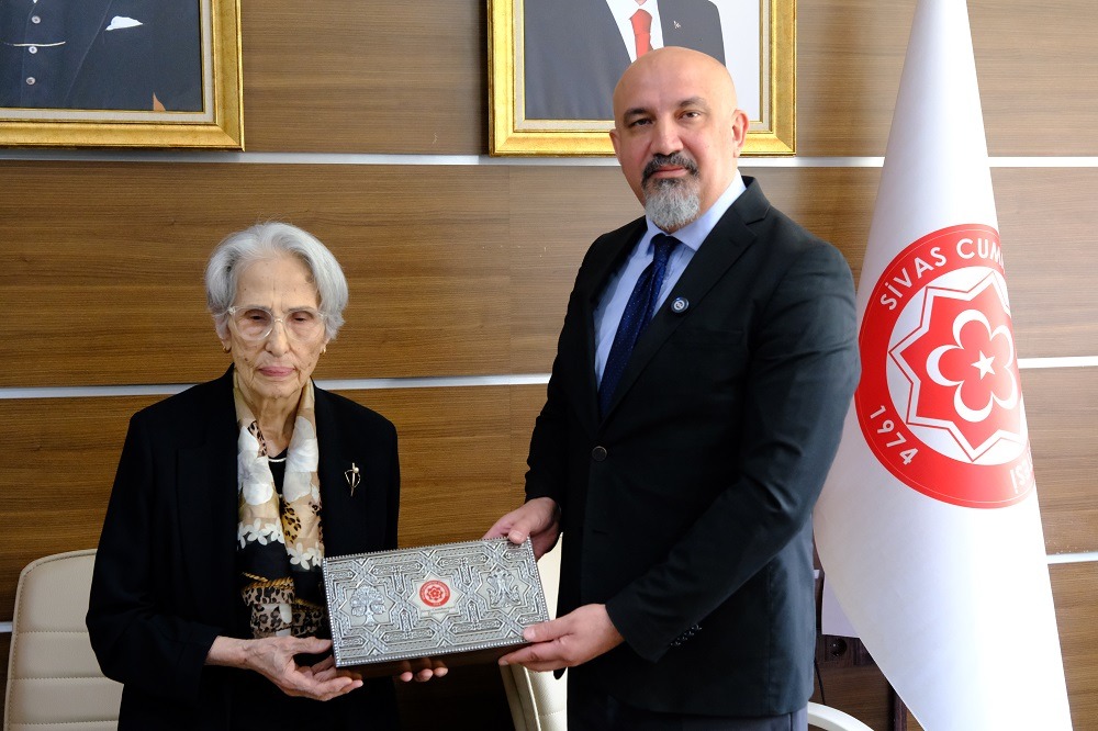 Yazar Müjgan Üçer kişisel kütüphanesini Sivas Cumhuriyet Üniversitesine bağışladı