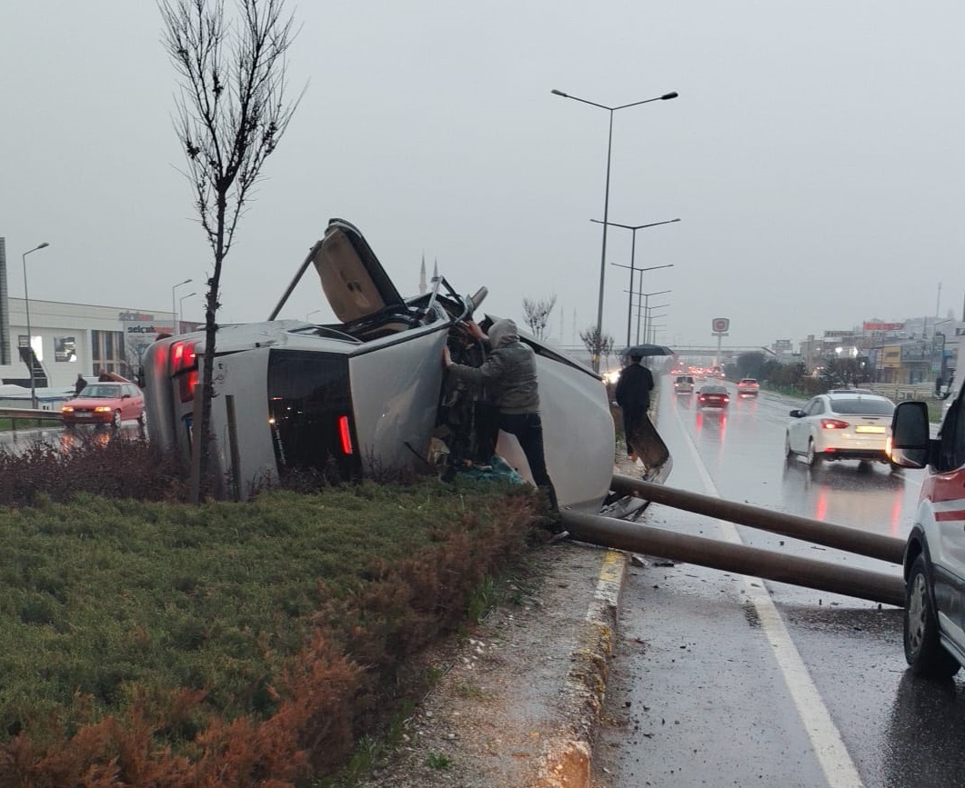 Sivas'ta otomobil aydınlatma direğine çarptı