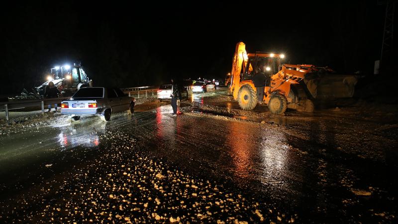 Tokat-Sivas kara yolunda heyelan meydana geldi
