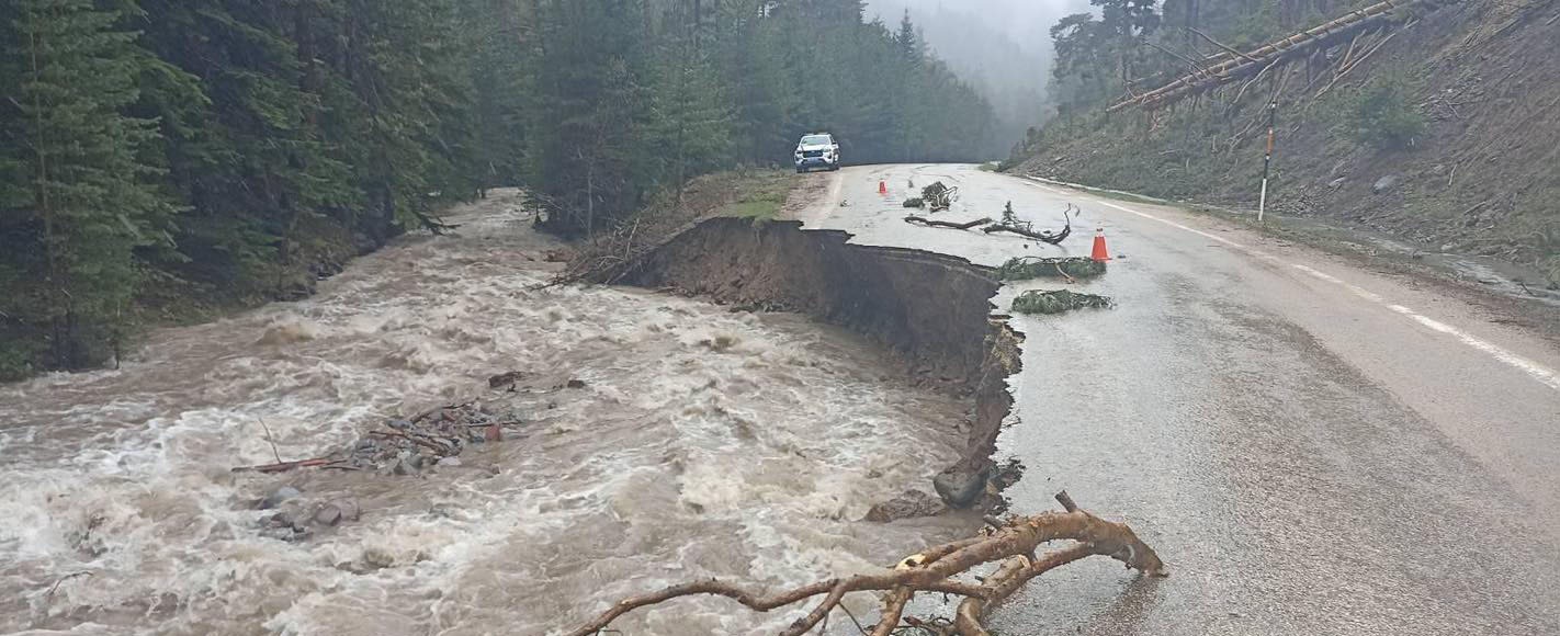 Sivas'ta yağmur felaketi! Yol bu hale geldi...