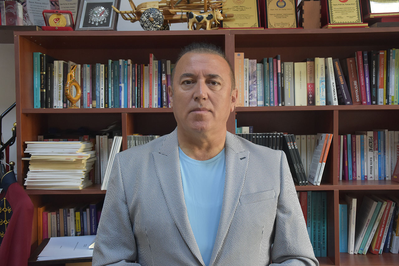 Prof. Dr. Dilci: Dijital mecralar manipülasyonla insan davranışlarını etkiliyor