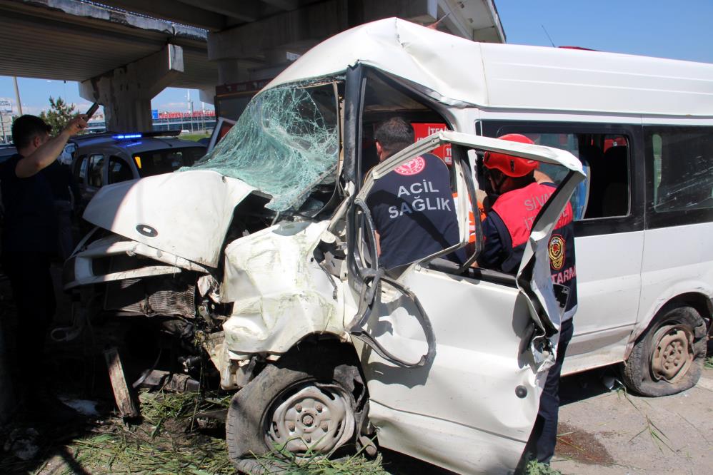 Sivas'ta yollar kan gölü! 80 kişi kazalara kurban gitti