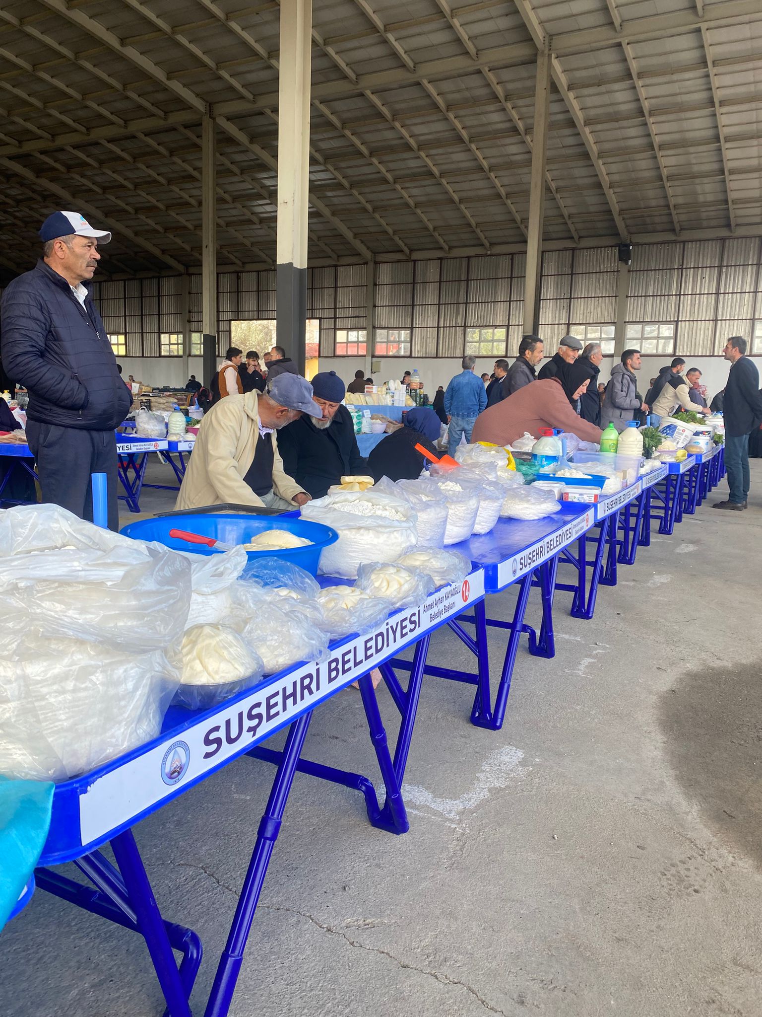 Suşehri'nde yöresel ürün satan köylüler için plastik tezgah dağıtıldı