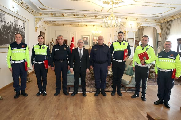 Vali Yılmaz Şimşek’ten trafik ekiplerine başarı belgesi