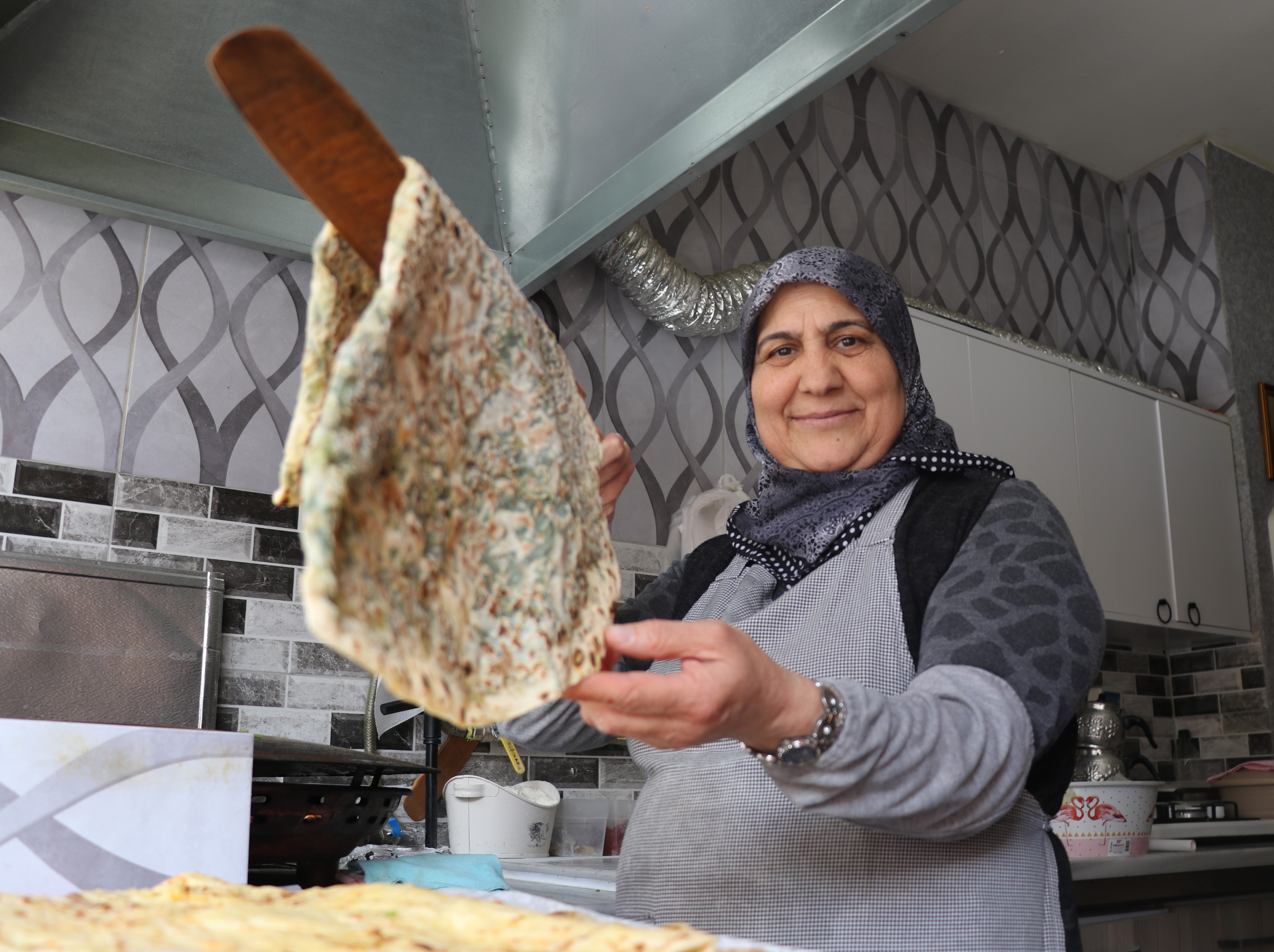 'Kadınsın yapamazsın' dediler, gözleme satarak 10 çocuk büyüttü