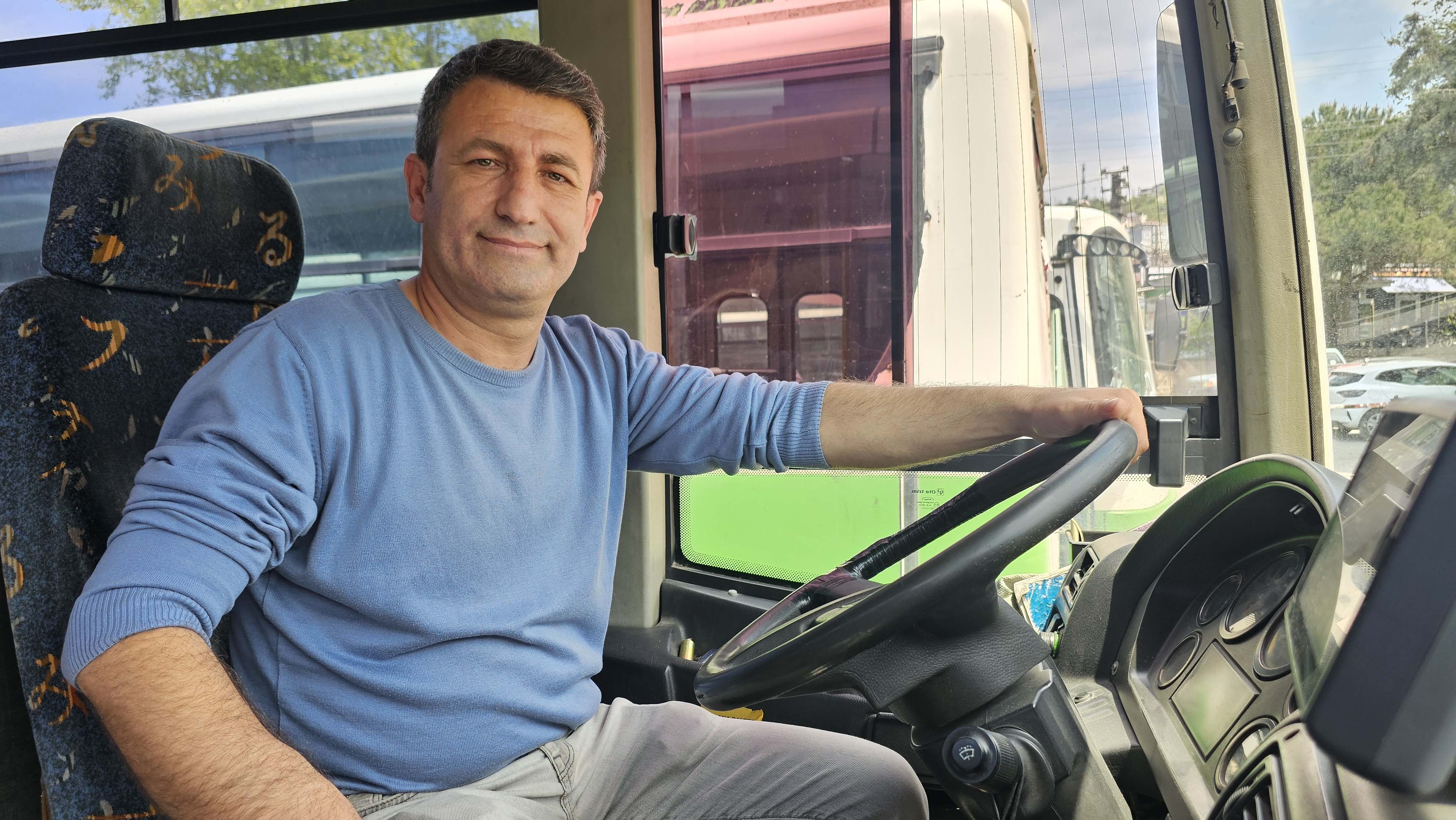 Emekleyerek otobüse binen kız çocuğunu fark eden şoför, o anları anlattı