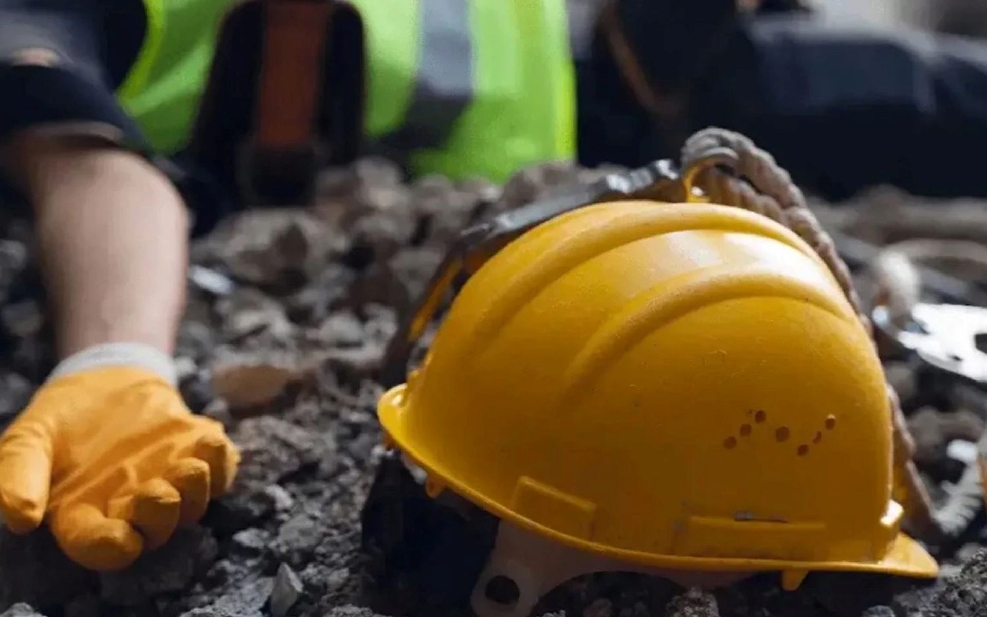 Sivas'ta inşaattan düşen işçi ağır yaralandı