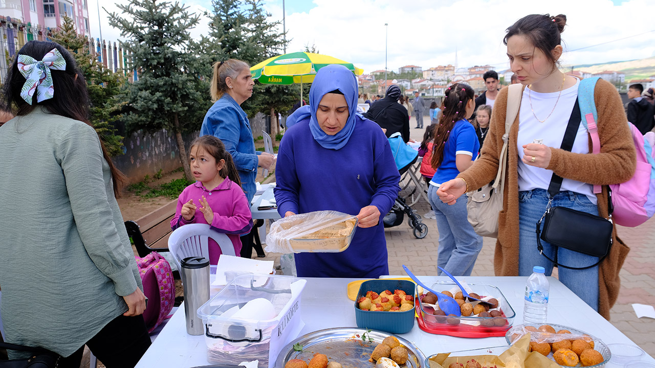 Şarkışla'da okul yararına düzenlenen kermes yoğun ilgi gördü